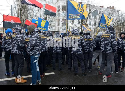 I cittadini ucraini di estrema destra che bloccano l'ambasciata russa, marzo e raduno. Marzo 18, 2018. Kiev, Ucraina Foto Stock