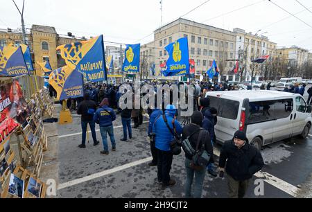 I cittadini ucraini di estrema destra che bloccano l'ambasciata russa, marzo e raduno. Marzo 18, 2018. Kiev, Ucraina Foto Stock