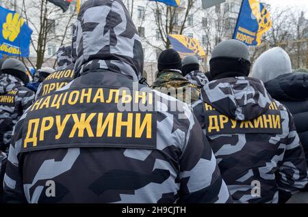 I cittadini ucraini di estrema destra che bloccano l'ambasciata russa, marzo e raduno. Marzo 18, 2018. Kiev, Ucraina Foto Stock