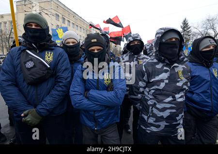 I cittadini ucraini di estrema destra che bloccano l'ambasciata russa, marzo e raduno. Marzo 18, 2018. Kiev, Ucraina Foto Stock