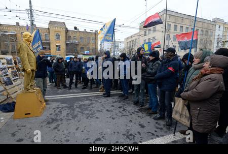 I cittadini ucraini di estrema destra che bloccano l'ambasciata russa, marzo e raduno. Marzo 18, 2018. Kiev, Ucraina Foto Stock