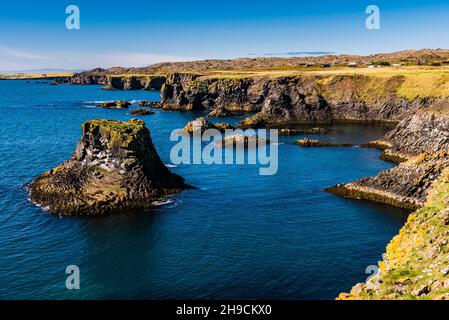 Formazioni rocciose alle scogliere di Arnarstapi, Penisola di Snaefelsnes, Islanda Foto Stock