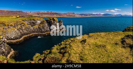 Panorama di una baia alle scogliere di Arnarstapi, Penisola di Snaefelsnes, Islanda Foto Stock