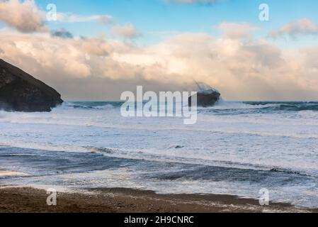 Onde da Storm Arwen che si infrangono su Gull Rock a Portreath Beach, Cornovaglia, Regno Unito Foto Stock