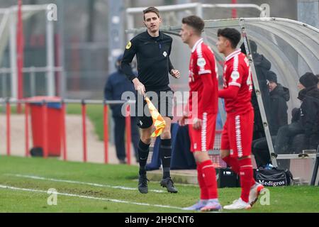 HENGELO, PAESI BASSI - 6 DICEMBRE: Assistente arbitro Erik Koopman durante la partita Reservecompetitie tra FC Twente e SC Heerenveen al FC Twente-trainingscentrum il 6 dicembre 2021 a Hengelo, Paesi Bassi (Foto di Andre Weening/Orange Pictures) Foto Stock