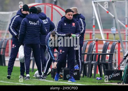 HENGELO, PAESI BASSI - 6 DICEMBRE: Assistente allenatore Jeffrey de Visscher del FC Twente durante la partita Reservecompetitie tra FC Twente e SC Heerenveen al FC Twente-trainingscentrum il 6 dicembre 2021 a Hengelo, Paesi Bassi (Foto di Andre Weening/Orange Pictures) Foto Stock