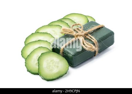 Saponetta con fette di cetriolo su sfondo bianco. Foto Stock