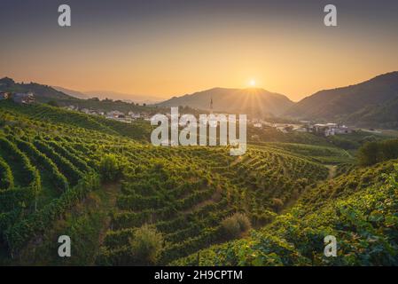 Colline del Prosecco, vigneti e villaggio di Guia all'alba. Sito UNESCO. Valdobbiadene, Treviso, Veneto, Italia, Europa. Foto Stock