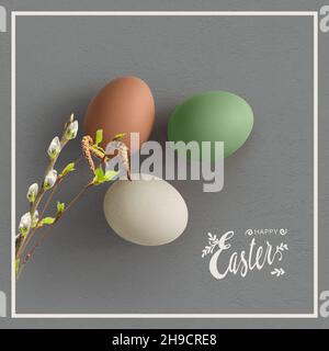 Biglietto di auguri pasquale con uova color pastello e buon testo pasquale manoscritto Foto Stock