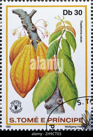 Francobollo cancellato stampato da São Tomé e Príncipe, che mostra l'albero di cacao, circa 1981. Foto Stock