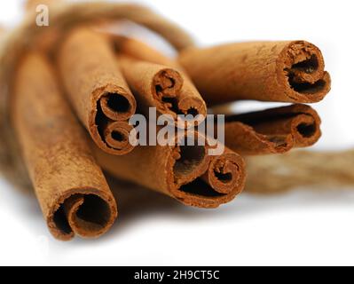mazzo di bastoncini di cinammon isolati su uno sfondo bianco, primo piano Foto Stock