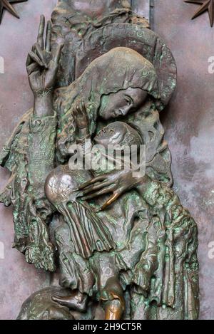 Scultura religiosa in bronzo raffigurante la Vergine Maria con Gesù in braccio Foto Stock