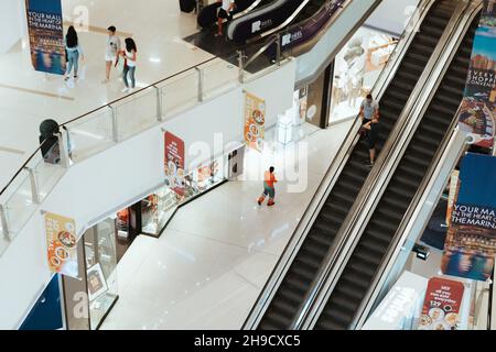 Dubai, Emirati Arabi Uniti - 15 MARZO 2021: All'interno del centro commerciale Dubai Marina Mall Foto Stock