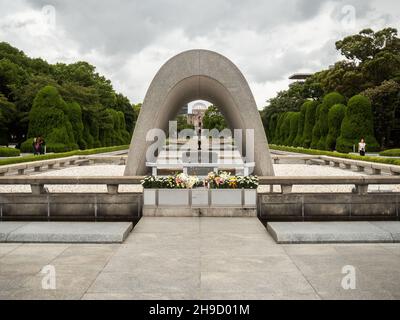 Il Cenotaph Memorial alle vittime della bomba atomica, Hiroshima, Giappone. Il Cenotaph porta i nomi di coloro che sono morti nel bombardamento del 6 agosto 1945, Foto Stock
