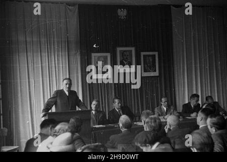 Warszawa, 1947-09. Posiedzenie robocze Naczelnej Rady Odbudowy Warszawy. NZ. Przemawia prezydent Boles³aw Bierut. W prezydium m.in. przewodnicz¹cy Sto³ecznej Rady Narodowej Stanis³aw Sankowski (2L), wiceminister odbudowy Juliusz ¯akowski (3L), prezydent Warszawy Stanis³aw To³wiñski (5L). po/mgs PAP Dok³adny dzieñ wydarzenia nieustalony. Varsavia, 1947 settembre. Una riunione di lavoro del Consiglio Capo della ricostruzione di Varsavia. Nella foto: Intervento del Presidente Boleslaw Bierut. Nel comitato direttivo presidente del Consiglio Nazionale di Varsavia Stanislaw Sankowski (2° a sinistra), vice ministro della ricostruzione Foto Stock