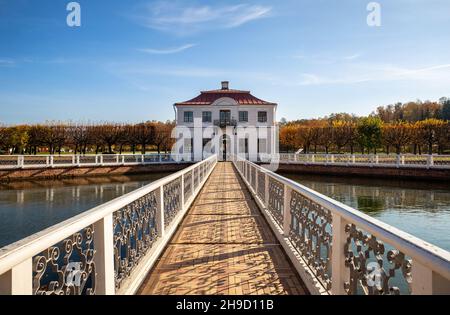 Peterhof, San Pietroburgo, Russia - 06 ottobre 2021: Palazzo Marly e laghetto settoriale nel Parco inferiore di Peterhof Foto Stock