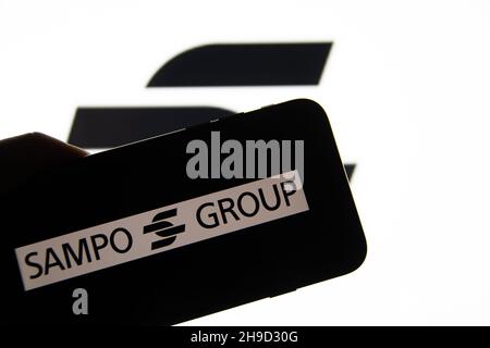 Rheinbach, Germania 4 dicembre 2021, il logo del marchio della società finanziaria finlandese 'Samp Group' sul display di uno smartphone (focus sul marchio Foto Stock