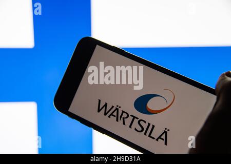 Rheinbach, Germania 4 dicembre 2021, il logo del marchio della società finlandese 'Wärtsilä' sul display di uno smartphone (in primo piano sul logo del marchio) Foto Stock