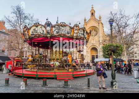 BRUXELLES, BELGIO - 17 DICEMBRE 2018: Vecchio carosello al mercatino di Natale di Santa Caterina a Bruxelles, capitale del Belgio Foto Stock