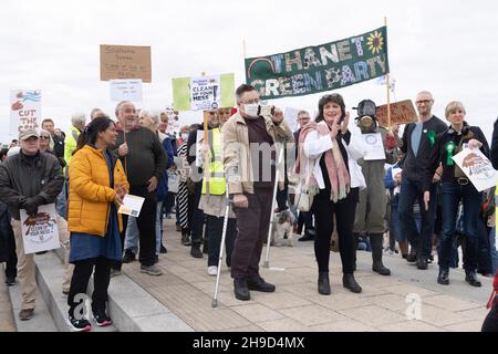 I manifestanti di Margate dimostrano contro le emissioni multiple di liquame non trattato da parte di Southern Water, ottobre 2021. Queste uscite hanno portato alla chiusura delle spiagge di Thanet in numerose occasioni. Foto Stock