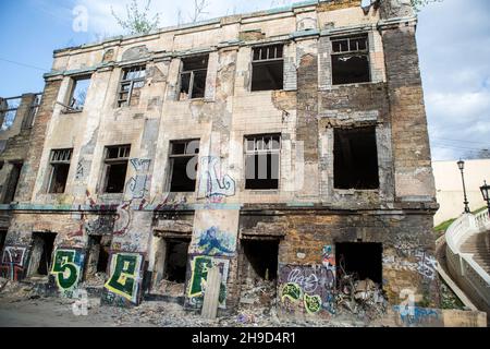 Edificio distrutto in città. Casa distrutta. Vecchia casa crollò. Ruderi di costruzione. Edificio in rovina di pietra naturale conchiglie. Foto Stock