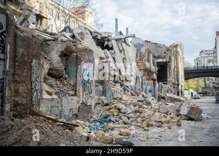 Edificio distrutto in città. Casa distrutta. Vecchia casa crollò. Ruderi di costruzione. Edificio in rovina di pietra naturale conchiglie. Foto Stock