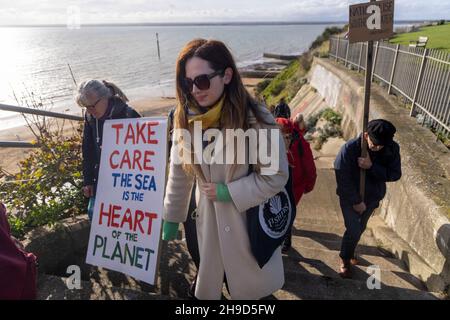 I manifestanti a Ramsgate dimostrano contro le emissioni multiple di liquame non trattato da parte di Southern Water, ottobre 2021. Queste uscite hanno portato alla chiusura delle spiagge di Thanet in numerose occasioni. Foto Stock