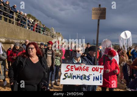 I manifestanti a Ramsgate dimostrano contro le emissioni multiple di liquame non trattato da parte di Southern Water, ottobre 2021. Queste uscite hanno portato alla chiusura delle spiagge di Thanet in numerose occasioni. Foto Stock