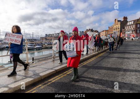 I manifestanti a Ramsgate dimostrano contro le emissioni multiple di liquame non trattato da parte di Southern Water, ottobre 2021. Queste uscite hanno portato alla chiusura delle spiagge di Thanet in numerose occasioni. Foto Stock