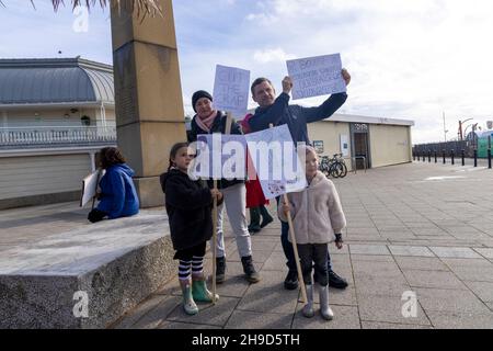 I manifestanti a Ramsgate dimostrano contro le emissioni multiple di liquame non trattato da parte di Southern Water, ottobre 2021. Queste uscite hanno portato alla chiusura delle spiagge di Thanet in numerose occasioni. Foto Stock