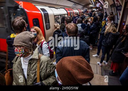 Londra, Regno Unito. 2 Dic 2021. Le maschere sono nuovamente obbligatorie per i trasporti pubblici, e vi è un aumento della conformità, ma molti continuano a ignorare la regola. La confusione della maschera continua nel sottosuolo, poiché le regole vengono nuovamente strette a causa della variante del covid 19 Omicron. Credit: Guy Bell/Alamy Live News Foto Stock