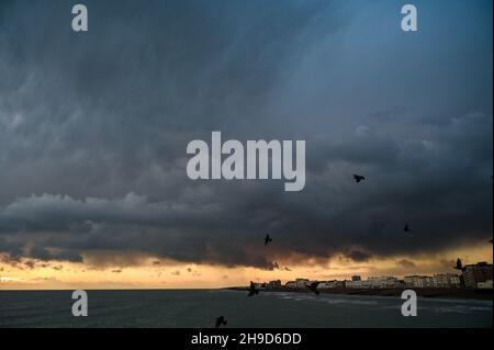 Worthing UK 6 dicembre 2021 - le nuvole scure si riuniscono su Worthing lungo la costa meridionale, come sono previste più tempeste per i prossimi giorni: Credit Simon Dack / Alamy Live News Foto Stock