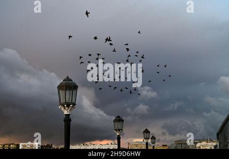 Worthing UK 6 dicembre 2021 - le nuvole scure e le stelle si riuniscono su Worthing lungo la costa meridionale, come si prevedono più tempeste per i prossimi giorni: Credit Simon Dack / Alamy Live News Foto Stock