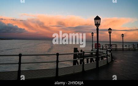 Worthing UK 6 dicembre 2021 - le nuvole scure si riuniscono su Worthing lungo la costa meridionale, come sono previste più tempeste per i prossimi giorni: Credit Simon Dack / Alamy Live News Foto Stock