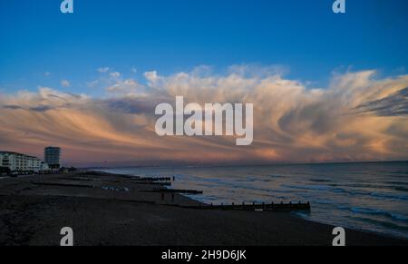 Worthing UK 6 dicembre 2021 - le nuvole scure si riuniscono su Worthing lungo la costa meridionale, come sono previste più tempeste per i prossimi giorni: Credit Simon Dack / Alamy Live News Foto Stock