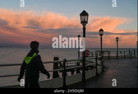 Worthing UK 6 dicembre 2021 - le nuvole scure si riuniscono su Worthing lungo la costa meridionale, come sono previste più tempeste per i prossimi giorni: Credit Simon Dack / Alamy Live News Foto Stock