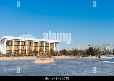 Tashkent, Uzbekistan. Dicembre 2019. Camera legislativa dell'Oliy Majlis Foto Stock