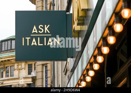 Oxford, Inghilterra - Giugno 2021: Cartello sopra l'ingresso di un ramo della catena alimentare italiana di ristoranti Chiedi all'italiano Foto Stock