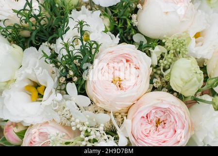 Rosa pallido rose a forma di peonia e bianco eustoma primo piano in un bouquet per la sposa per il matrimonio Foto Stock