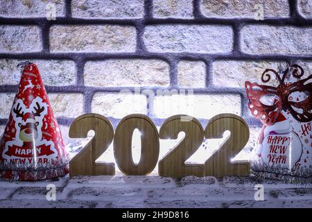 Felice anno nuovo 2022 concetto con numeri in legno, pietra muro tema in background. Foto Stock