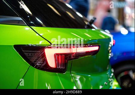 Riga, Lettonia, 24 settembre 2021: Luci posteriori a LED primo piano di nev Opel Mokka-e SUV elettrico, modello 2021, elegante design esterno Foto Stock