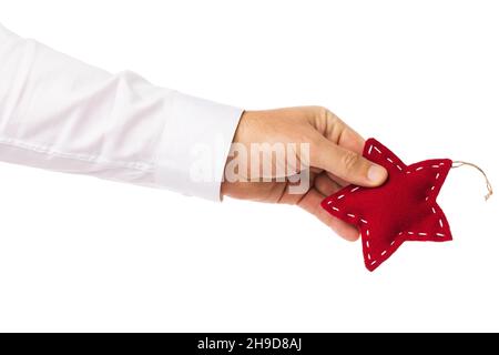 Un uomo tiene in mano una decorazione natalizia a forma di stella isolata su sfondo bianco, modello per un designer Foto Stock