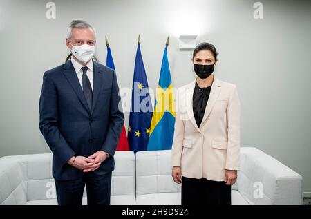 Crown Princess Victoria insieme al ministro francese dell'Economia e delle Finanze Bruno le Maire al vertice francese-svedese degli affari a la Pavillon Vendome a Parigi, in Francia, il 06 dicembre 2021. La Crown Princess è in visita di tre giorni a Parigi. Foto: Christine Olsson / TT code 10430 Foto Stock