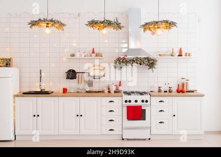 Inverno accogliente cucina con decorazioni rosse, utensili di natale Foto Stock