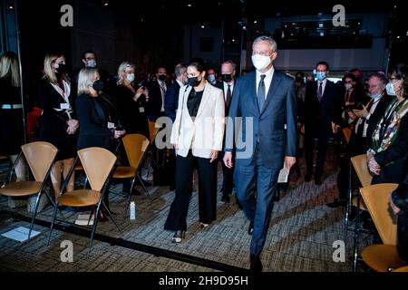 Crown Princess Victoria insieme al ministro francese dell'Economia e delle Finanze Bruno le Maire al vertice francese-svedese degli affari a la Pavillon Vendome a Parigi, in Francia, il 06 dicembre 2021. La Crown Princess è in visita di tre giorni a Parigi. Foto: Christine Olsson / TT code 10430 Foto Stock