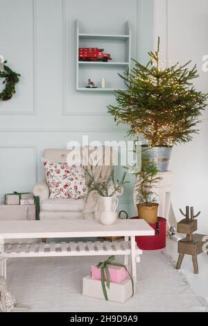 Decorazioni natalizie all'interno della camera per bambini. Albero di Natale e decorazioni per interni in tonalità blu e bianco Foto Stock