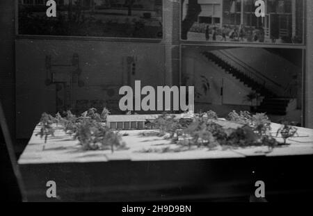 Warszawa, 1947-09-20. Muzeum Narodowe. Otwarcie Wystawy pt. 800 lecie Moskwy - stolicy ZSRR. Frammento ekspozycji. wb/gr PAP Varsavia, 20 settembre 1947. Museo Nazionale. L'apertura della mostra intitolata '800° anniversario di Mosca - la capitale dell'Unione Sovietica.' Nella foto: Un frammento dell'esposizione. wb/gr PAP Foto Stock