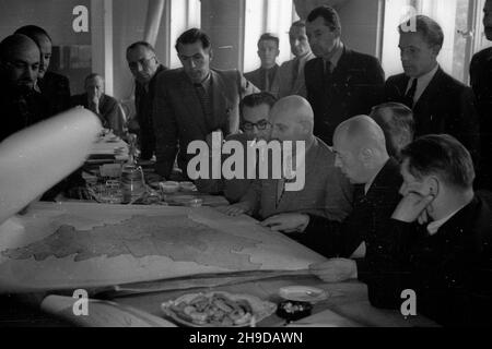 Warszawa, 1947-09-24. Gmach Ministerstwa Odbudowy. Konferencja na temat odbudowy stolicy w G³ównym Urzêdzie Planowania Przestrzennego. m.in. przy stole od prawej: ministro polityki spo³ecznej Kazimierz Rusinek, Premier rz¹du Józef Cyrankiewicz, wicemarsza³ek Sejmu Stanis³aw Szwalbe, szef Centralnego Urzêdu Planowania Czes³aw Bobrowski. bk/MGS PAP Varsavia, 24 settembre 1947. L'edificio del Ministero del riacquisto. Una conferenza sulla ricostruzione di Varsavia presso l'Ufficio principale della pianificazione territoriale. Raffigurato al tavolo da destra: Il Ministro della Politica sociale Kazimierz Rusinek, il PM Jozef Cyrankiewicz, Sejm depu Foto Stock