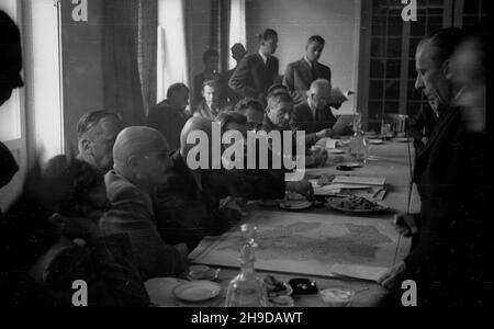 Warszawa, 1947-09-24. Gmach Ministerstwa Odbudowy. Konferencja na temat odbudowy stolicy w G³ównym Urzêdzie Planowania Przestrzennego. przy stole od lewej: wicemarsza³ek Sejmu Stanis³aw Szwalbe (2), ministro odbudowy Micha³ Kaczorowski (za nim), Premier rz¹du Józef Cyrankiewicz (3), ministro polityki spo³ecznej Kazimierz Rusinek (4). bk/MGS PAP Varsavia, 24 settembre 1947. L'edificio del Ministero del riacquisto. Una conferenza sulla ricostruzione di Varsavia presso l'Ufficio principale della pianificazione territoriale. Raffigurato al tavolo da sinistra: vice Presidente Sejm Stanislaw Szwalbe (2), Ministro della ricostruzione Michal Kaczoro Foto Stock