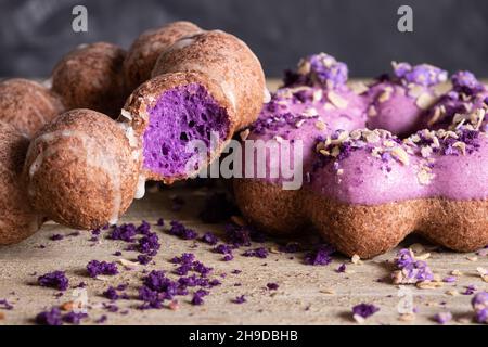 USA Donuts impilati con Bite fuori di uno Foto Stock